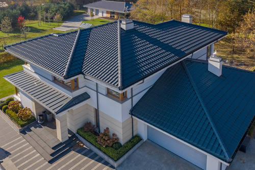 Wybór pokrycia dachu to jedna z ważniejszych decyzji podczas budowy domu. Czym się sugerować podczas wyboru?